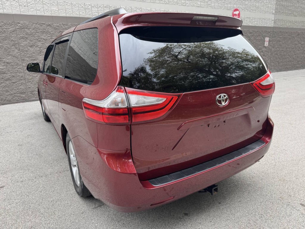2016 Toyota Sienna Image 16