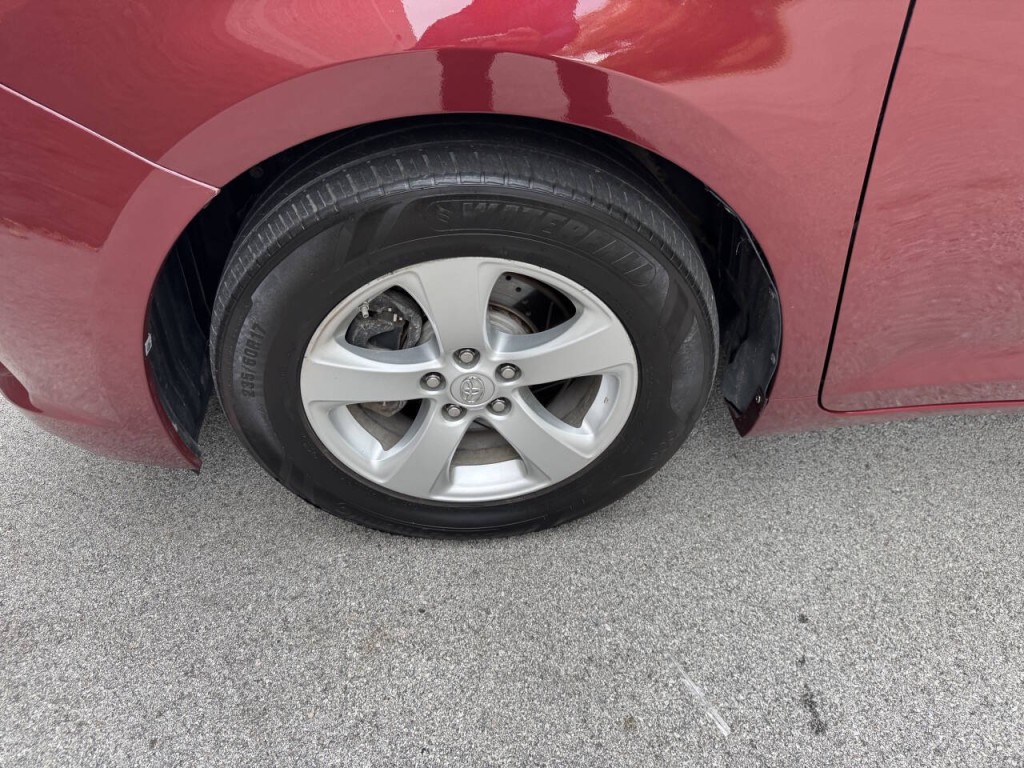 2016 Toyota Sienna Image 17