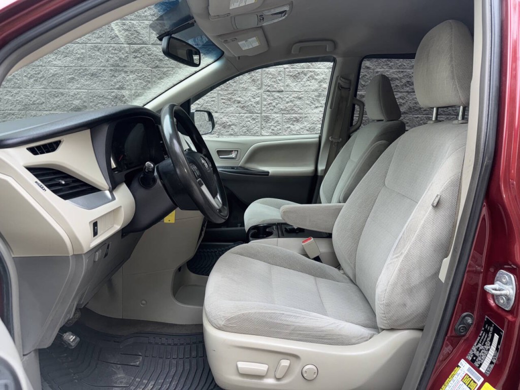 2016 Toyota Sienna Image 21