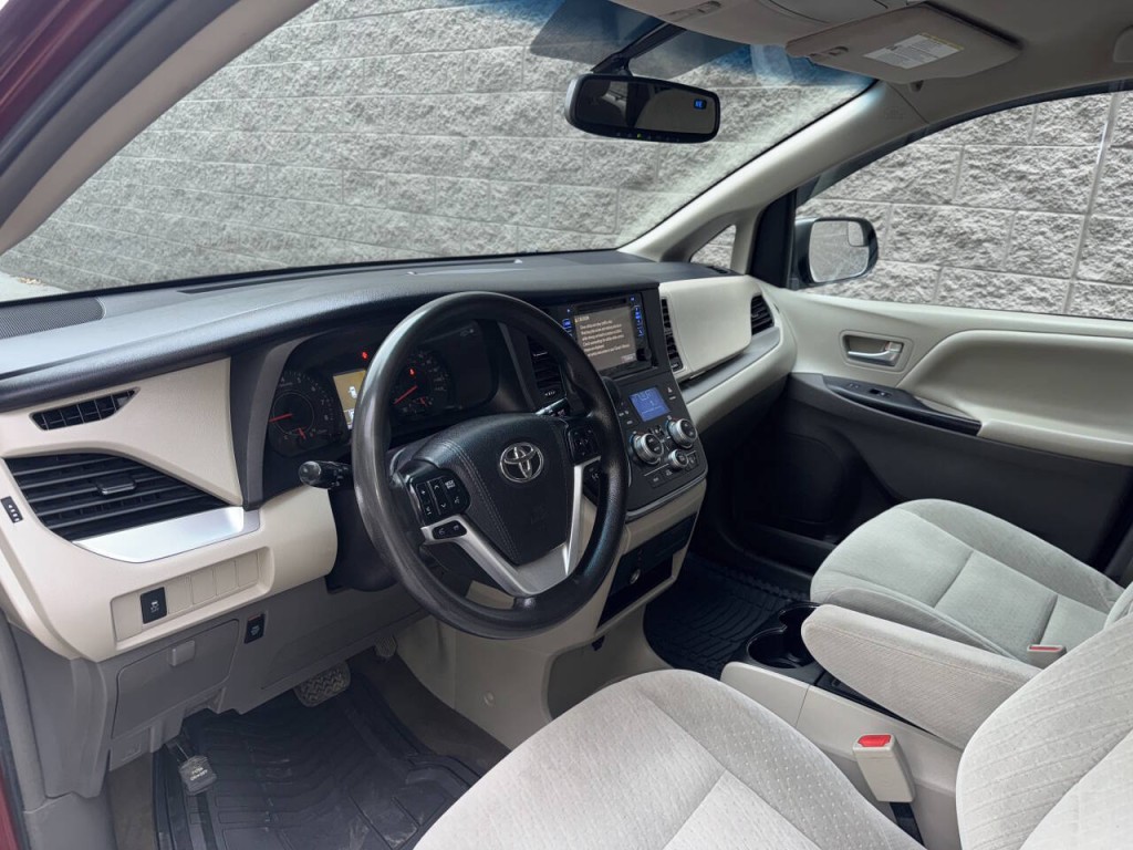 2016 Toyota Sienna Image 22