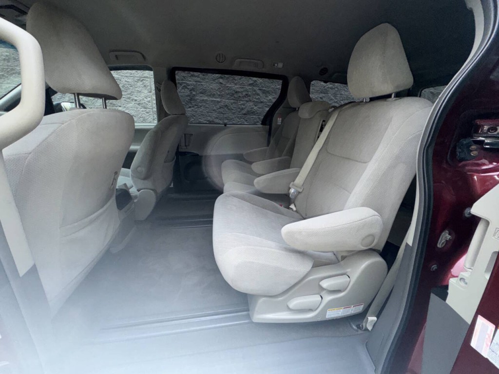 2016 Toyota Sienna Image 25