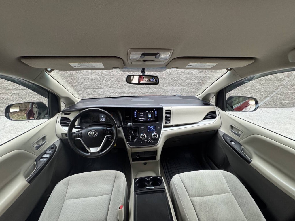 2016 Toyota Sienna Image 31