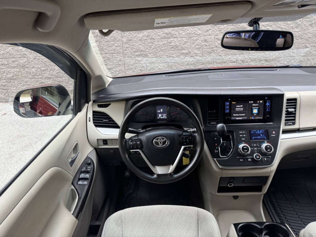2016 Toyota Sienna Image 32