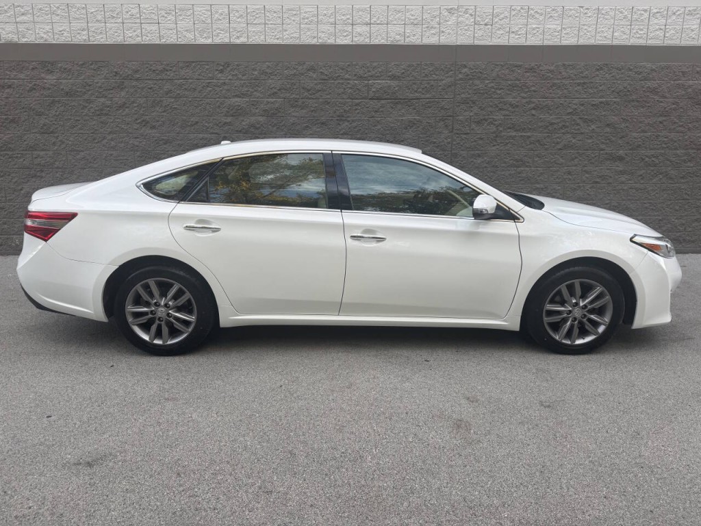 2015 Toyota Avalon Image 9