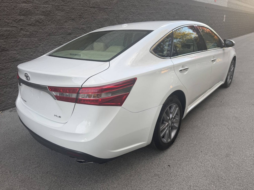 2015 Toyota Avalon Image 10