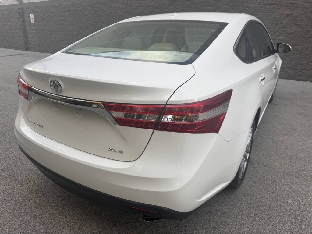 2015 Toyota Avalon Image 11