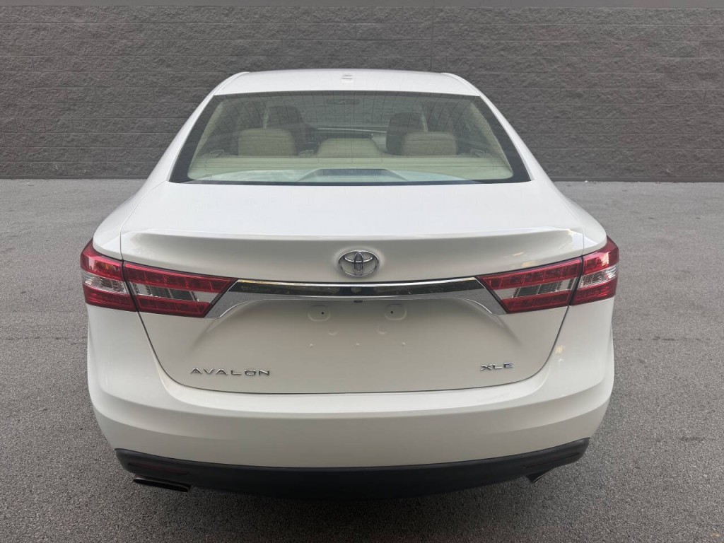 2015 Toyota Avalon Image 12