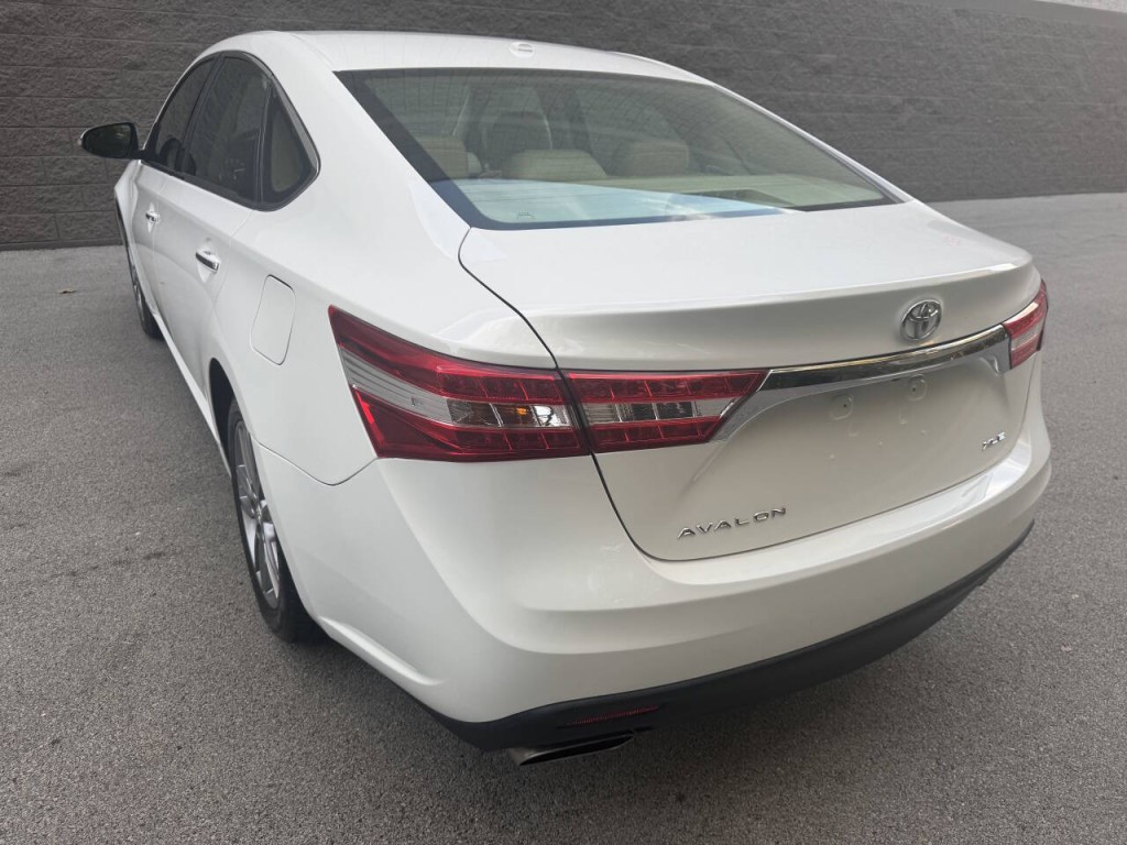 2015 Toyota Avalon Image 13