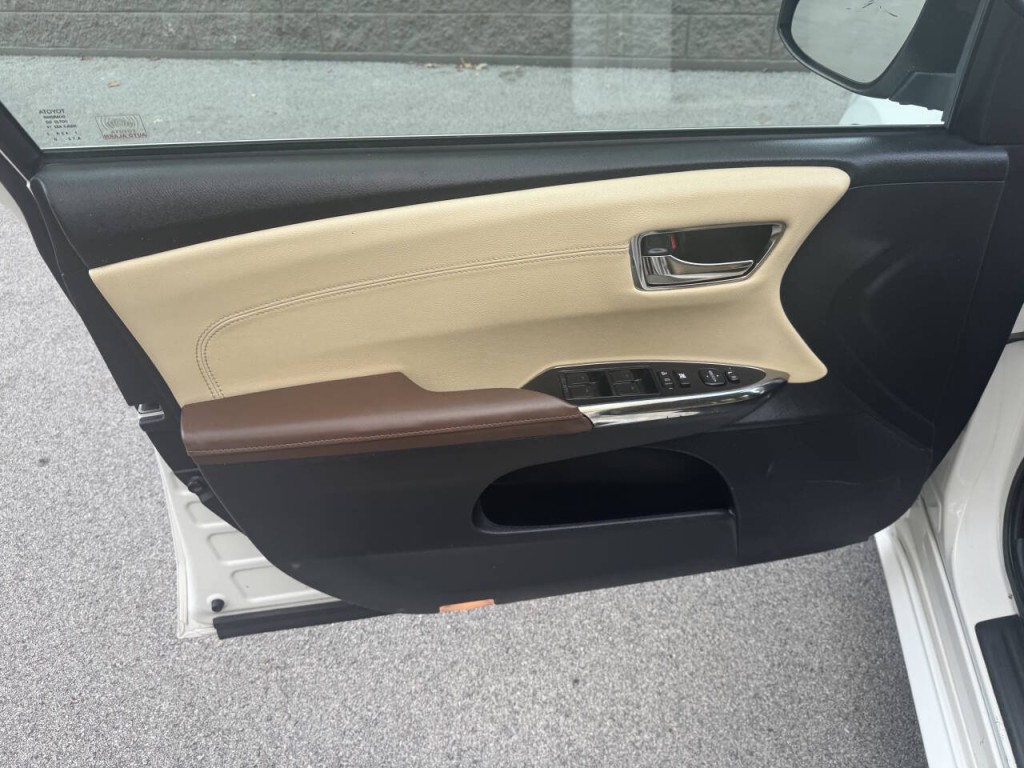 2015 Toyota Avalon Image 23