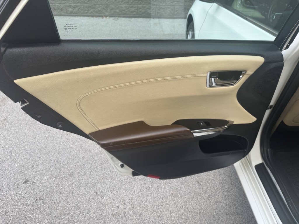 2015 Toyota Avalon Image 24