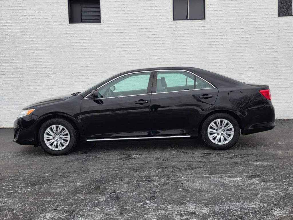 2014 Toyota Camry Image 2