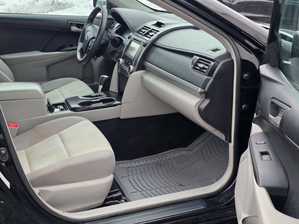 2014 Toyota Camry Image 18