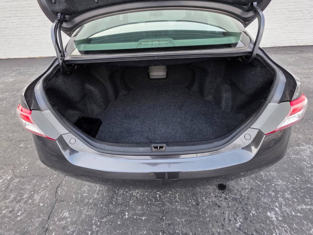 2011 Toyota Camry Image 13