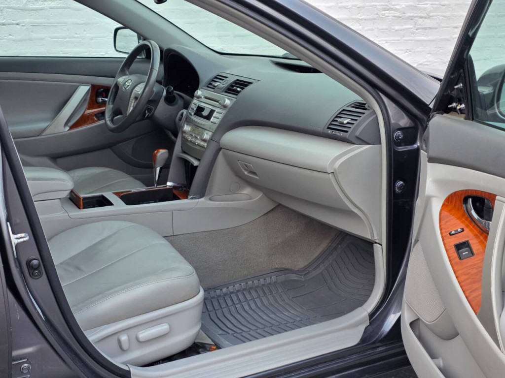 2011 Toyota Camry Image 24