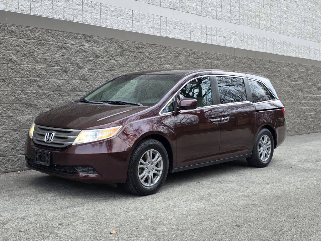 2011 Honda Odyssey Image 2