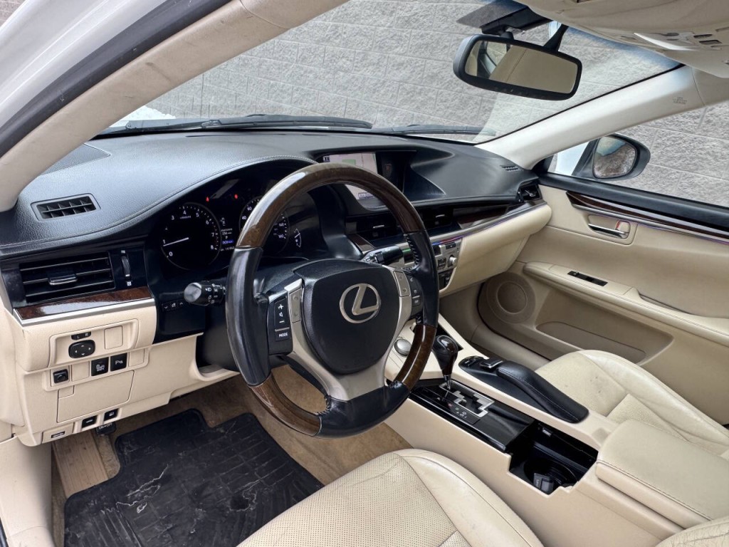 2013 Lexus ES 350 Image 21