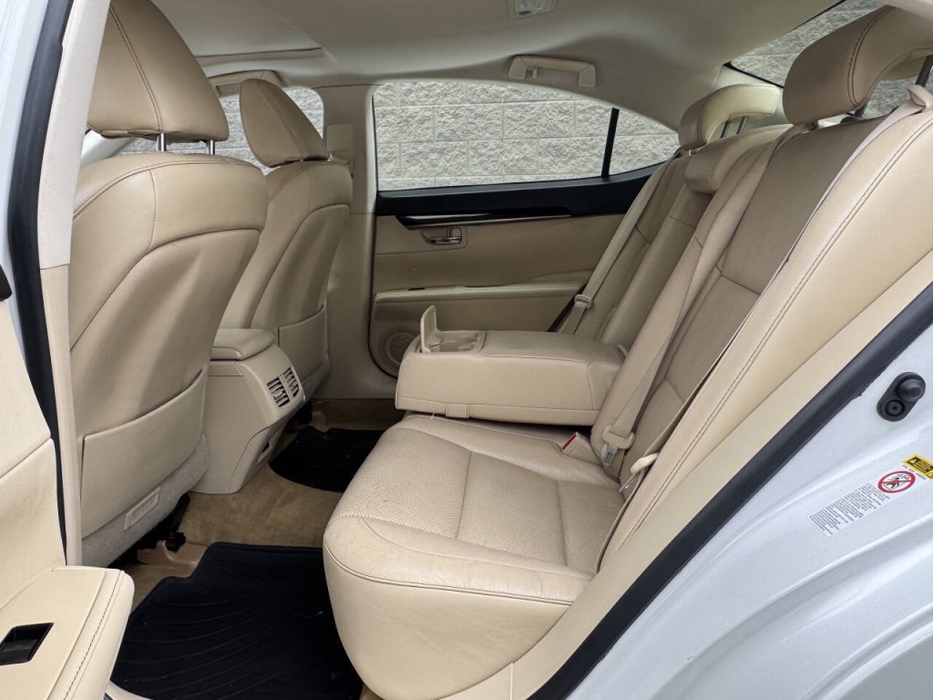 2013 Lexus ES 350 Image 23