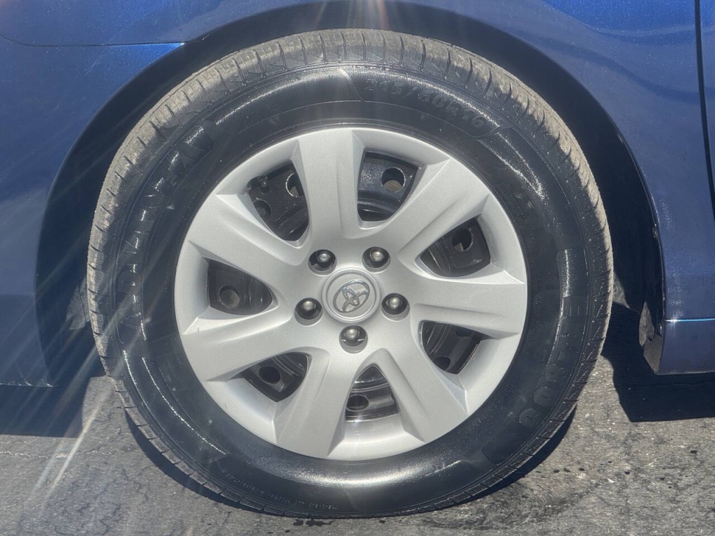 2011 Toyota Camry Image 17