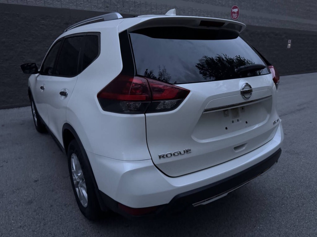 2018 Nissan Rogue Image 16