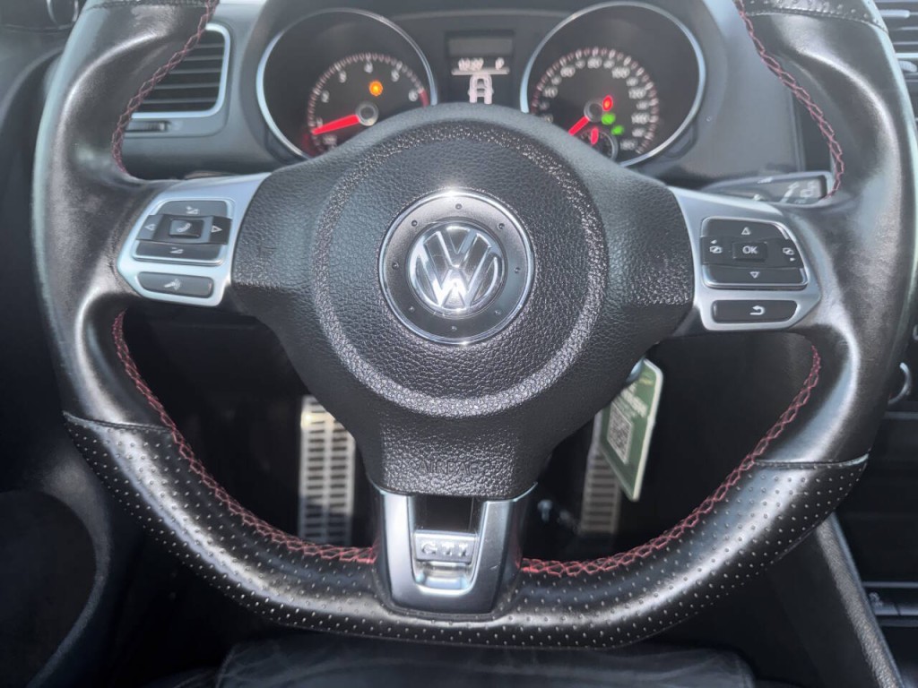 2011 Volkswagen GTI Image 32