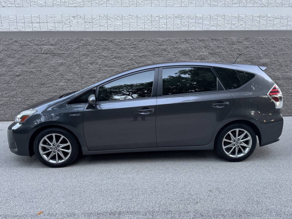 2015 Toyota Prius Image 2