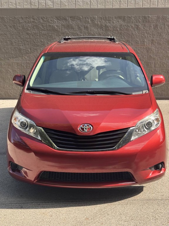 2013 Toyota Sienna Image 2