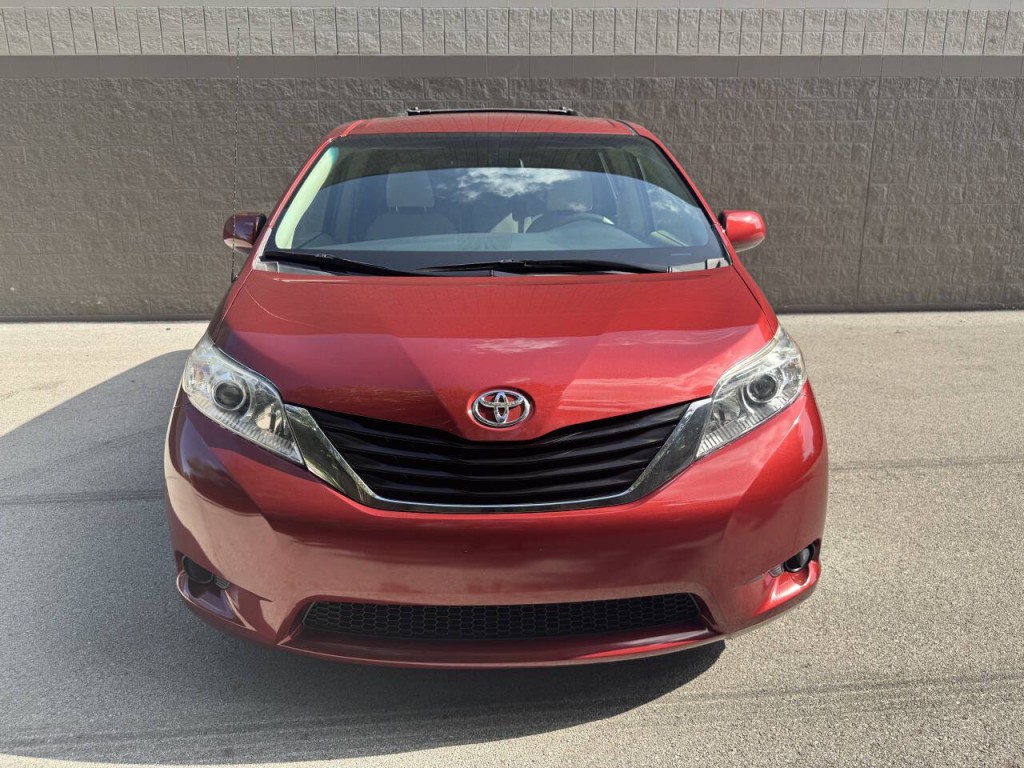 2013 Toyota Sienna Image 3