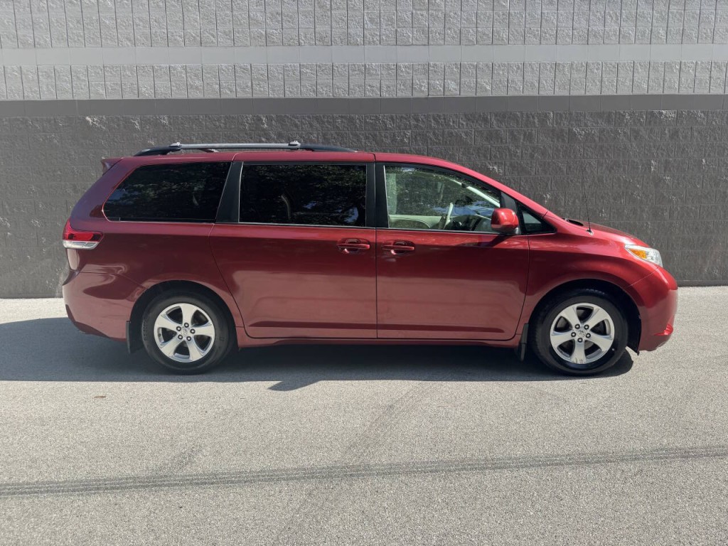 2013 Toyota Sienna Image 6