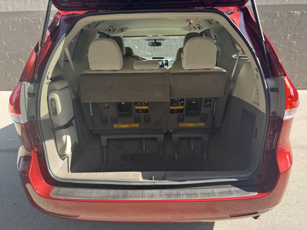 2013 Toyota Sienna Image 8