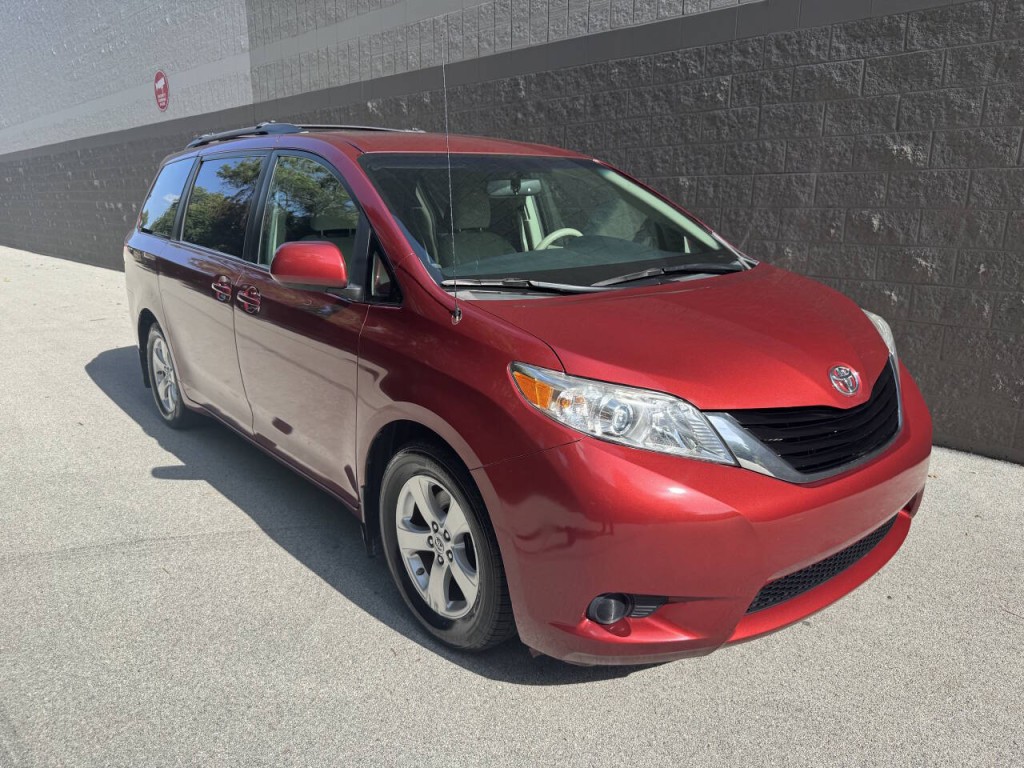 2013 Toyota Sienna Image 11