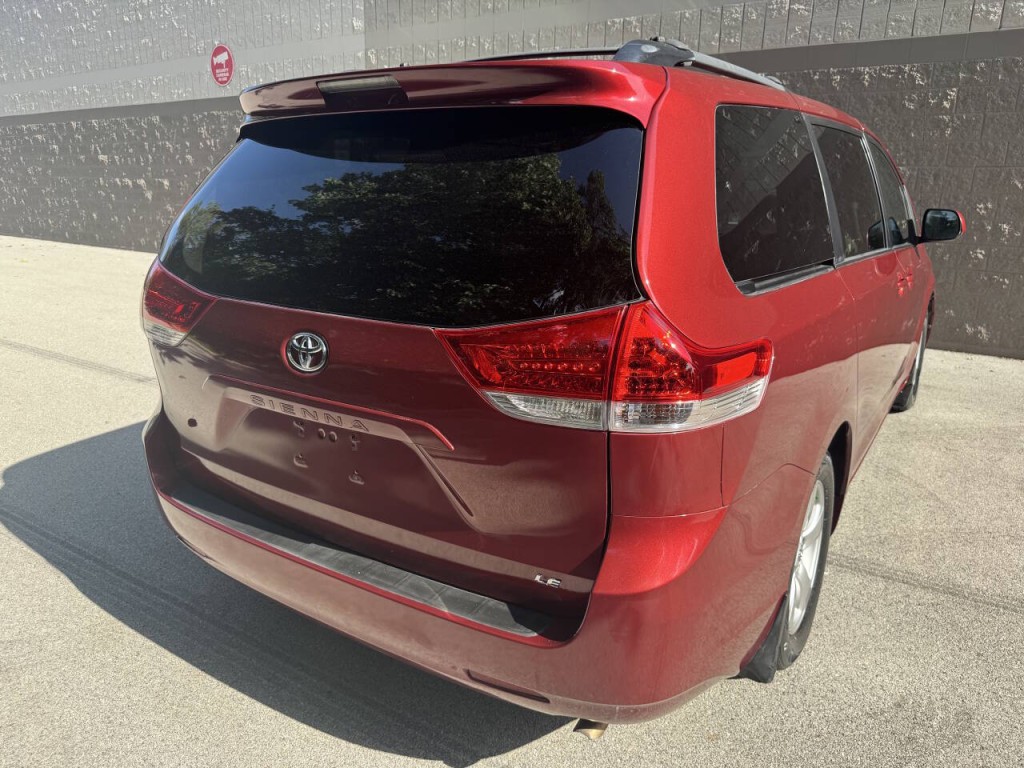 2013 Toyota Sienna Image 13