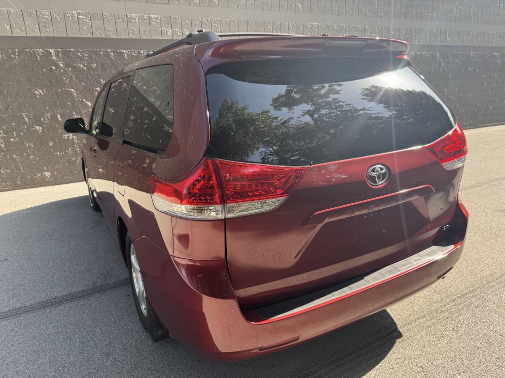 2013 Toyota Sienna Image 14
