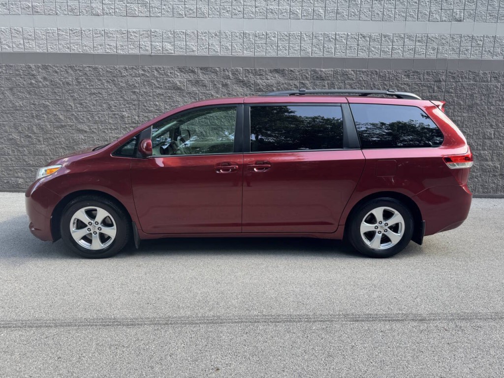 2013 Toyota Sienna Image 16