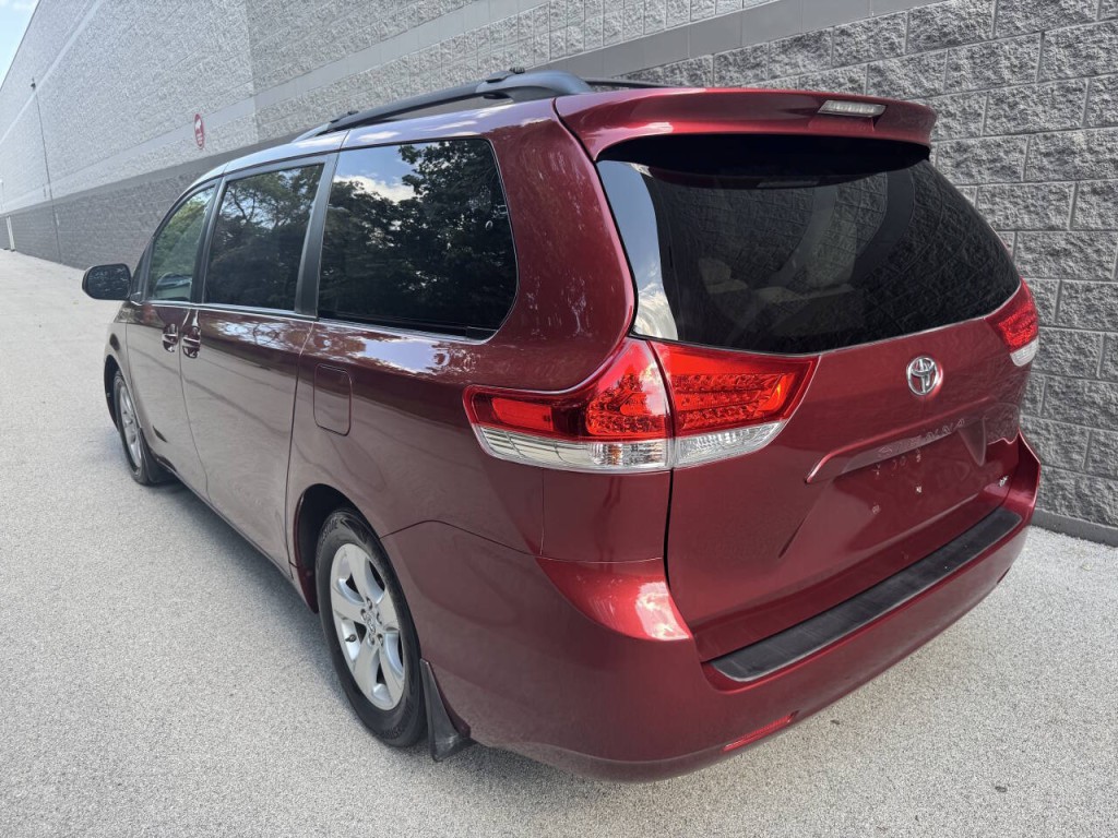2013 Toyota Sienna Image 17