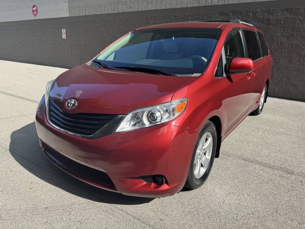 2013 Toyota Sienna Image 18