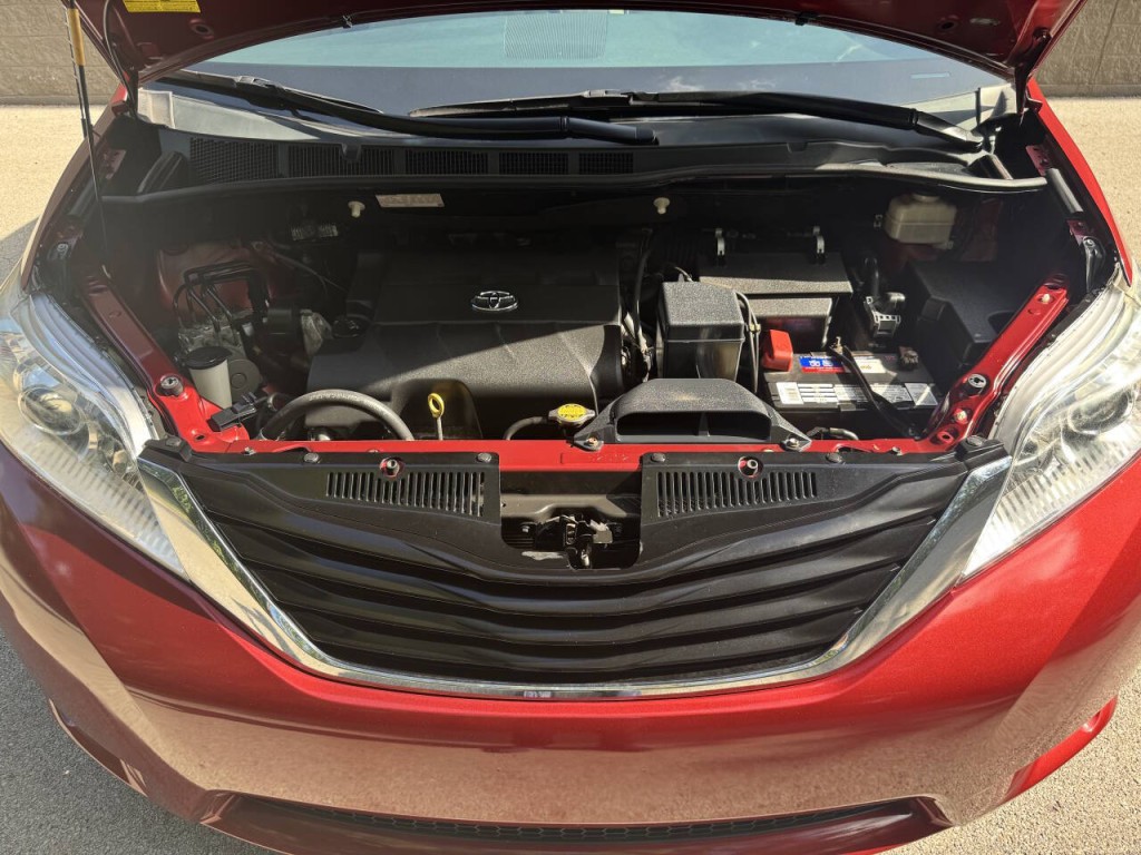 2013 Toyota Sienna Image 19