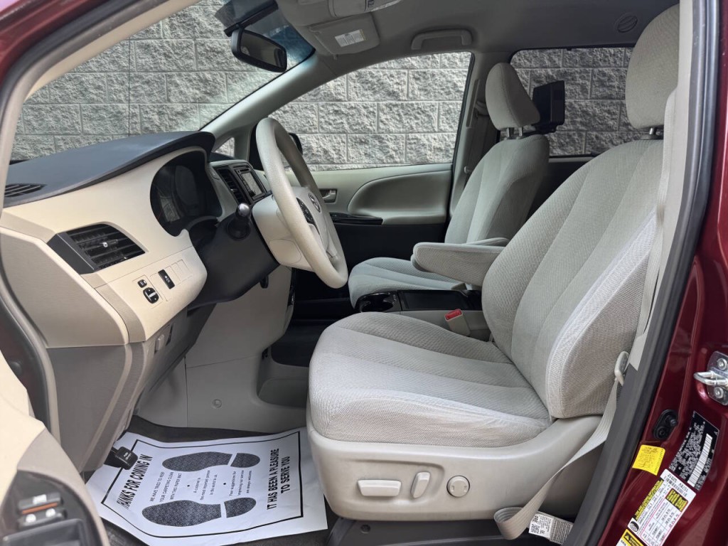 2013 Toyota Sienna Image 24