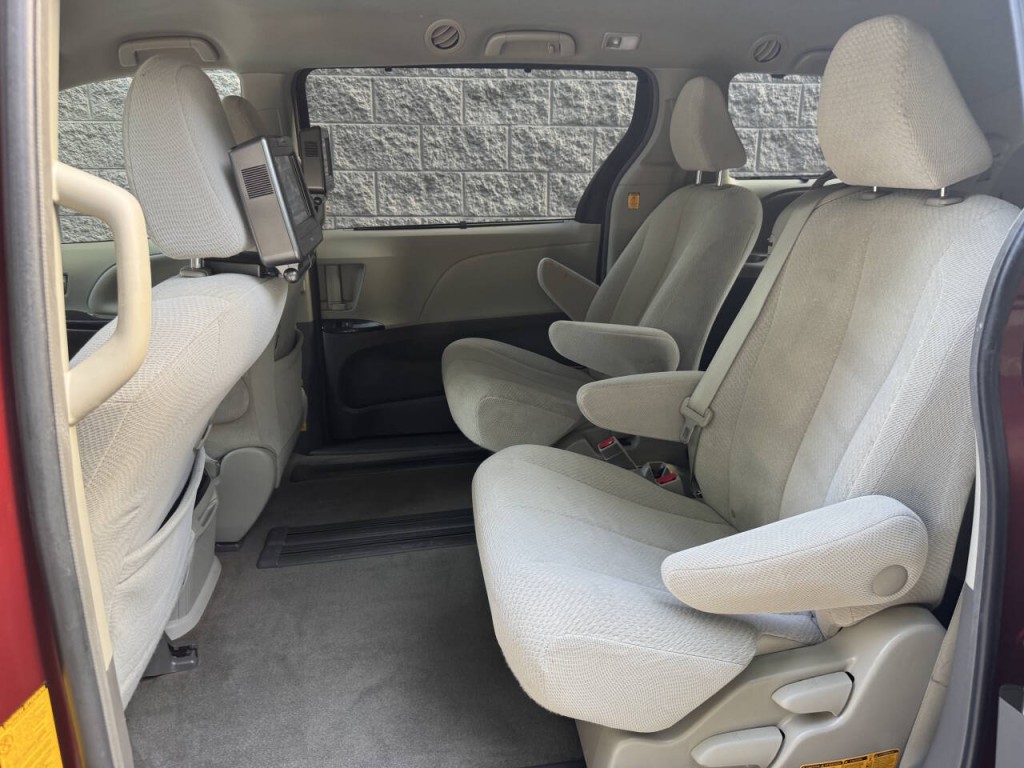 2013 Toyota Sienna Image 25
