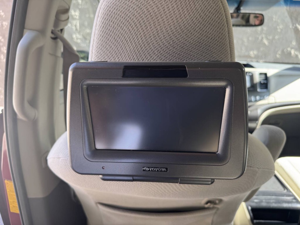 2013 Toyota Sienna Image 27