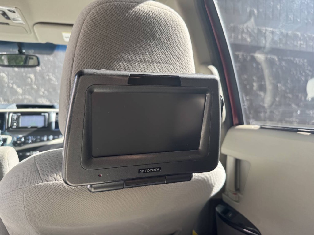 2013 Toyota Sienna Image 28
