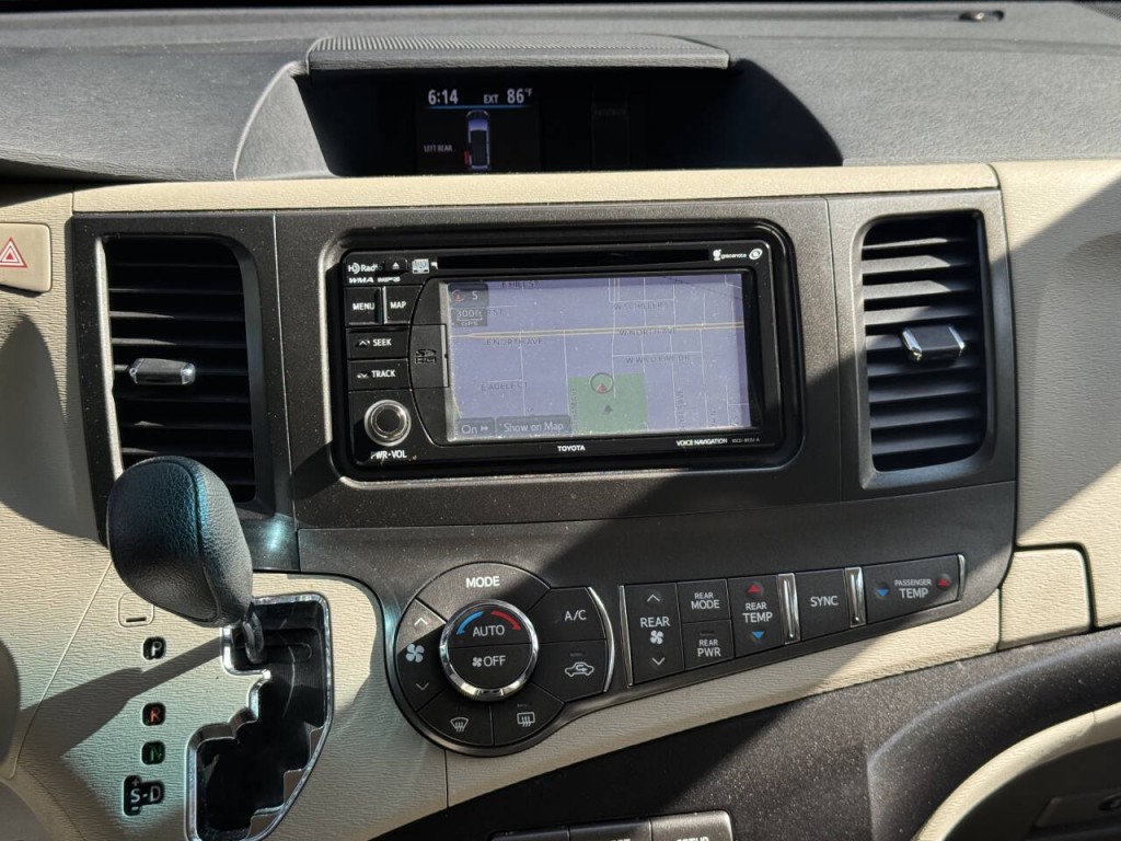 2013 Toyota Sienna Image 30