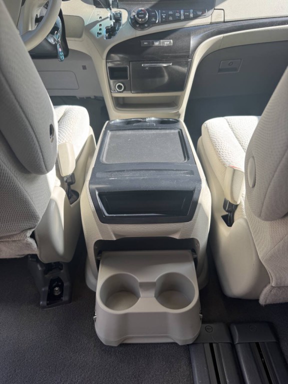 2013 Toyota Sienna Image 32