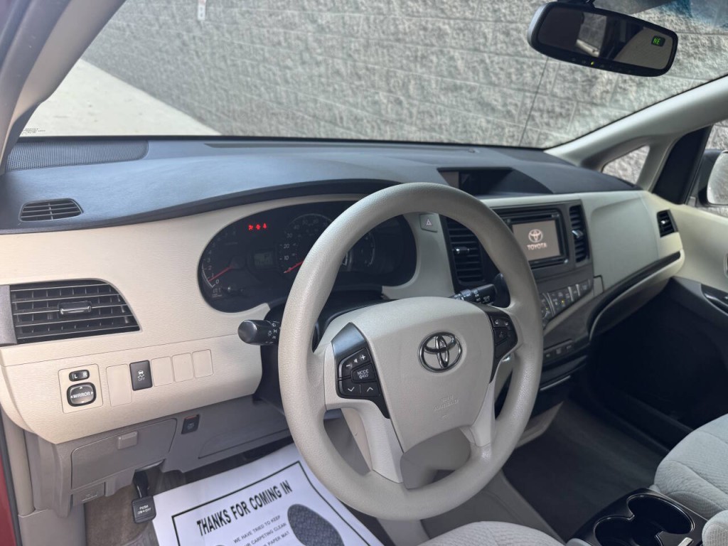 2013 Toyota Sienna Image 35