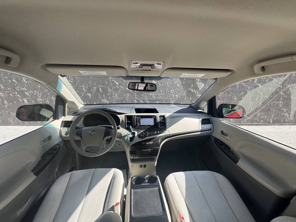 2013 Toyota Sienna Image 36