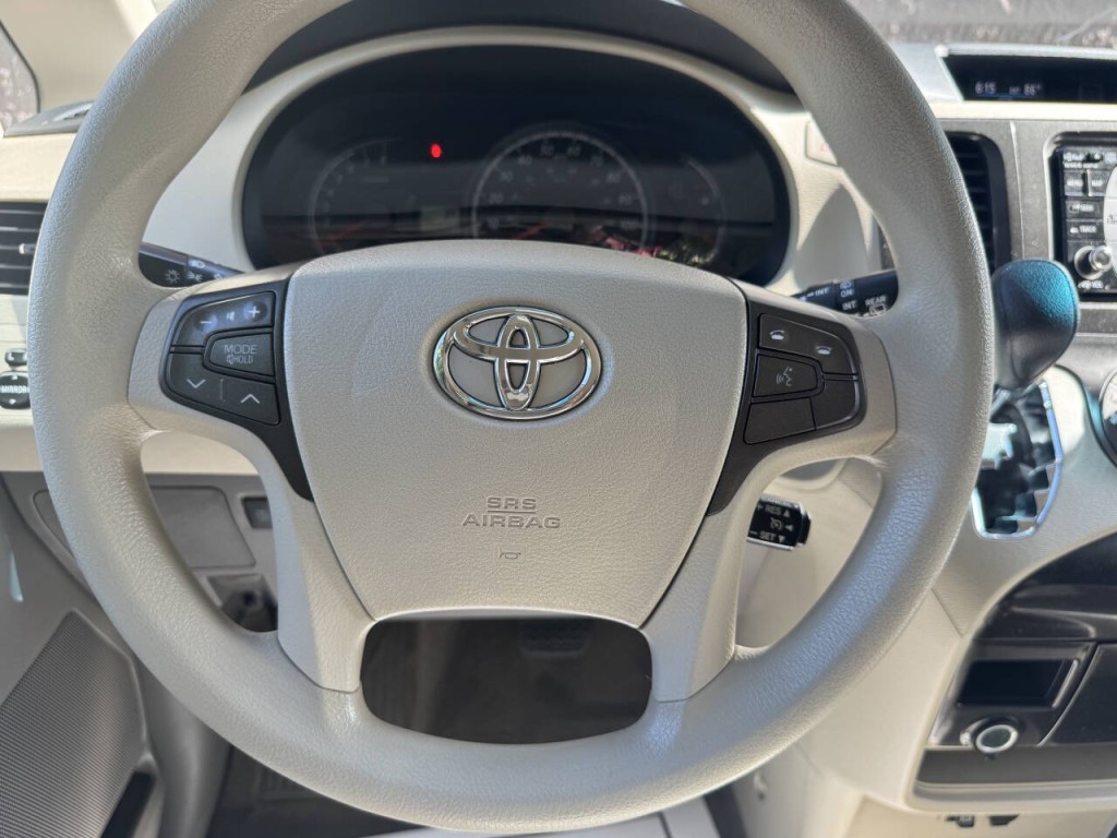 2013 Toyota Sienna Image 37
