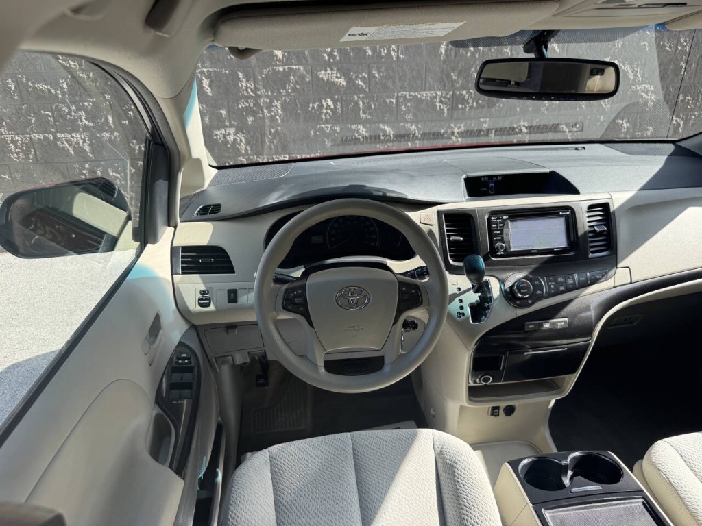 2013 Toyota Sienna Image 38