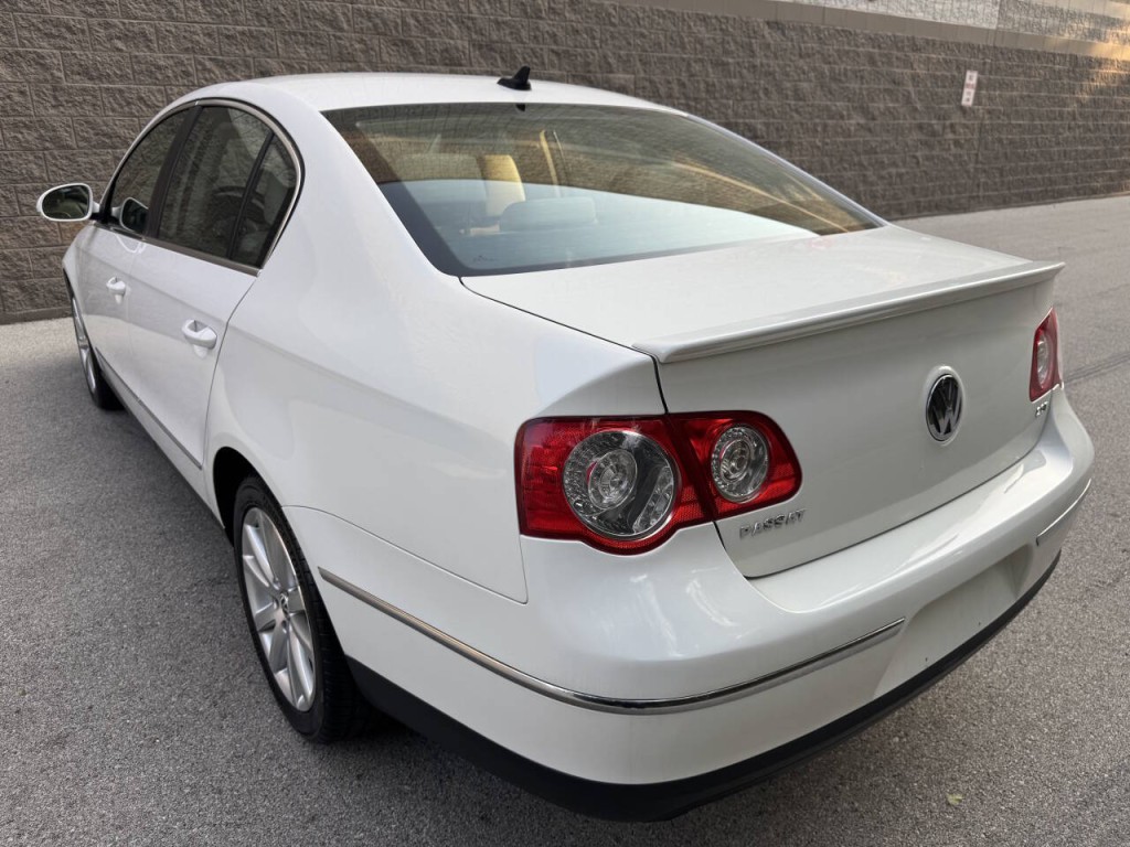 2010 Volkswagen Passat Image 2