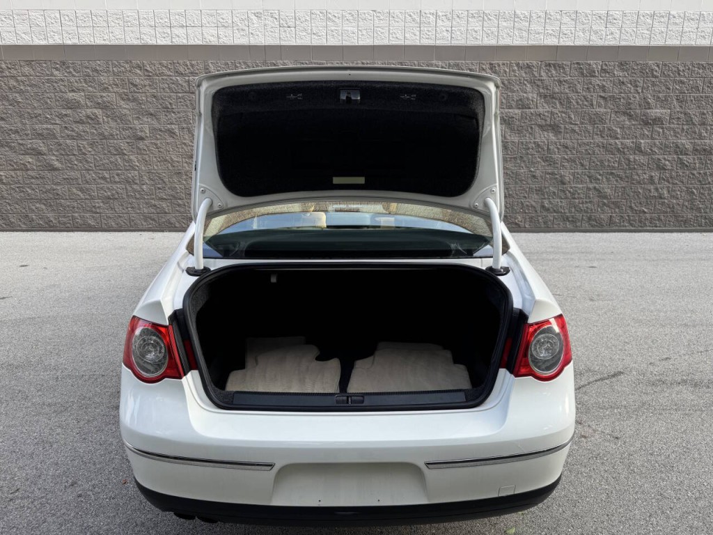 2010 Volkswagen Passat Image 4