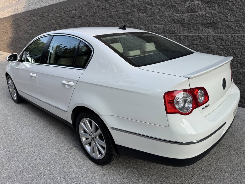 2010 Volkswagen Passat Image 16