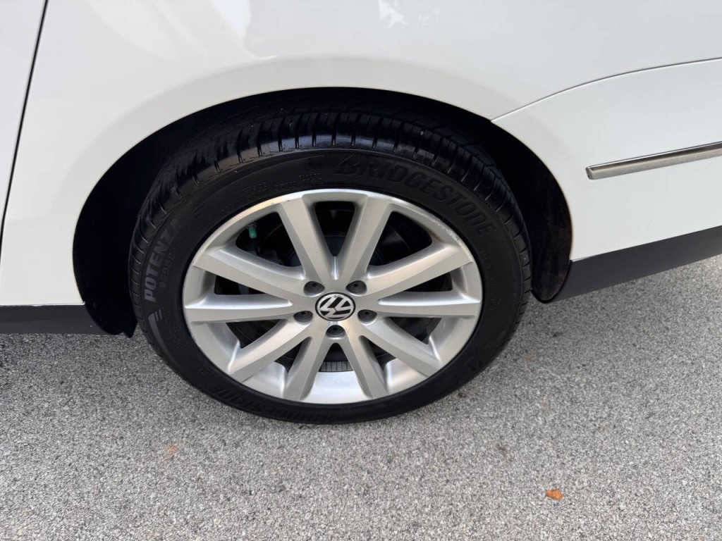 2010 Volkswagen Passat Image 19